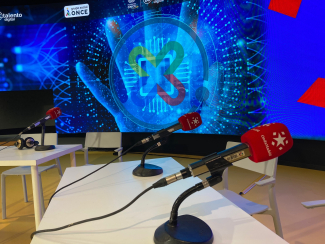 Fotografía del escenario desde donde se emite 'Madrid Trabaja' en Por Talento Digital de Fundación ONCE