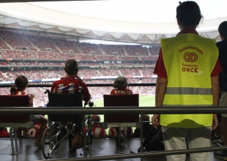Fotografía de un voluntario de Fundación ONCE en el estadio