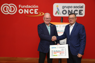 Foto del acto de entrega del cupón en Fundación ONCE
