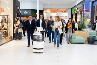 Foto del alcalde con el robot de asistencia