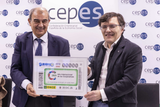 Foto de la entrega del cupón a Cepes