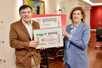 Foto de la entrega del cupón en la sede de Fundación ONCE