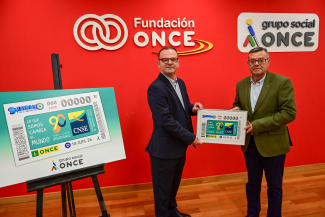 Foto del acto de entrega del cupón en Fundación ONCE