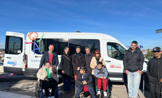 Foto del acto de entrega de la furgoneta