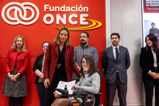 Foto de Alba Espino recogiendo su diploma | Foto Jorge Villa