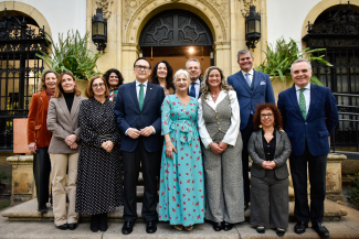 Foto de familia en el acto de presentación en Sevilla