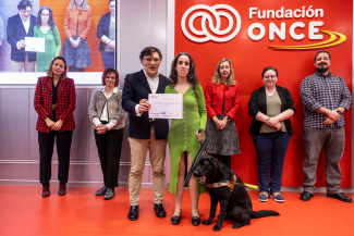 Foto de la entrega de becas a una estudiante de Galicia
