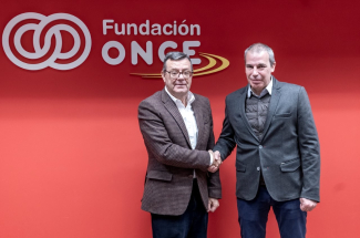 Foto de los firmantes estrechándose las manos