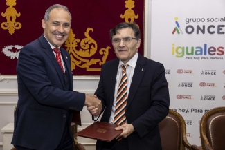 Foto de saludo tras la firma del convenio