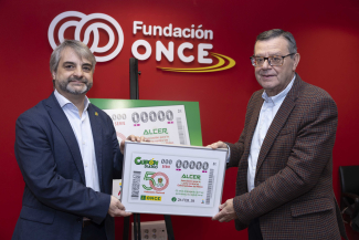Foto de la entrega del cupón en la sede de Fundación ONCE