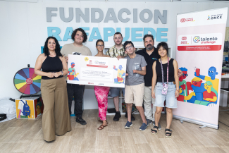 Foto de la entrega del cheque X Talento Challenge