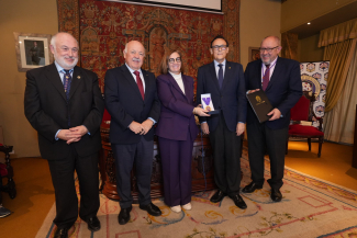 Fotio del acto de entrega de la distinción