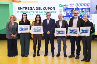 Foto de familia del acto de entrega en Por Talento Digital