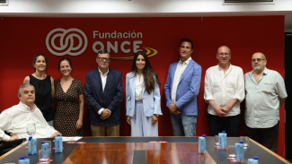 Foto familia tras la firma en Fundación ONCE
