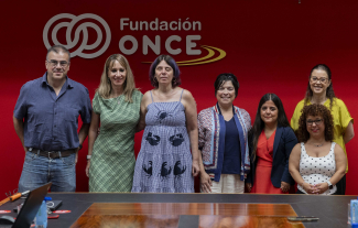 Foto de familia en la sede de Fundación ONCE