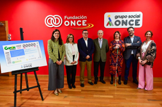 Foto del acto de entrega del cupón de la ONCE en la sede de Fundación ONCE