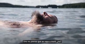 Fotograma del documental con David Riaño sumergido en el agua