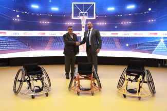 Fotografía de la entrega en la sede de Por Talento Digital de Fundación ONCE