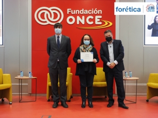 Fotografía de la entrega del reconocimiento que recoge Sabina Lobato