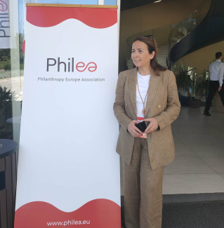 Fotografía de Lourdes Márquez junto a un foam de Philea