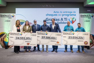 Foto de familia con los cheques donados