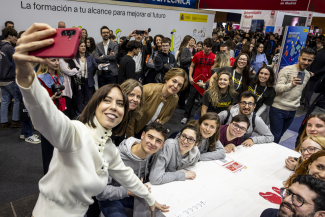 Foto de la ministra con los alumnos en AULA
