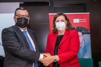 Foto de los firmantes dándose la mano