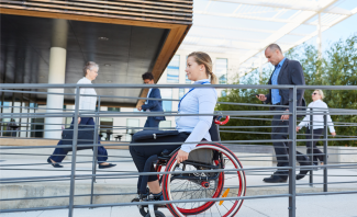 Foto de una mujer en silla de ruedas en una rampa