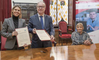 Foto de la firma del convenio en Alcalá de Henares