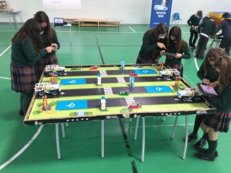 Imagen de escolares en uno de los talleres en el que se ve material relacionado con la educación vial