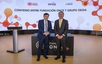 Foto de los firmantes de pie