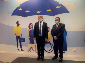 Fotografía del comisario europeo con Miguel Carballeda