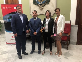 Fotografía tras el acto de firma del acuerdo