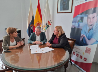 Foto del acto de firma en el Ayuntamiento