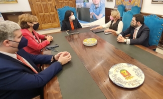 Fotografía en el acto de firma del acuerdo