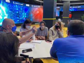 Fotografía de los participantes en un de los talleres en Por Talento Digital