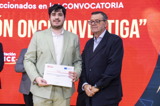 Foto de la entrega de la beca en la sede de Fundación ONCE