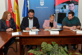Fotografía del acto de firma del convenio