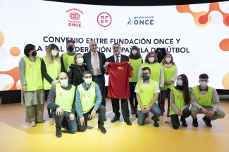 Foto de los voluntarios de Fundación ONCE con los firmantes del acuerdo