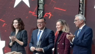 José Luis Martínez Donoso y Almudena Alcaide recogiendo el premio de manos de Isabel Díaz Ayuso