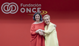 Foto de las dos firmantes de pie