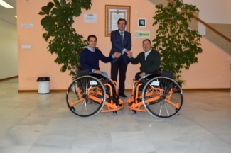 Foto de la donación de las sillas