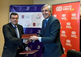 Foto del saludo tras la firma del convenio