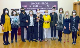 Foto de familia de las personas que han participado en el encuentro en Fundación ONCE