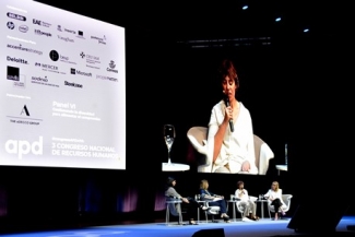 Foto de Virginia Carcedo, de Fundación ONCE, durante su intervención