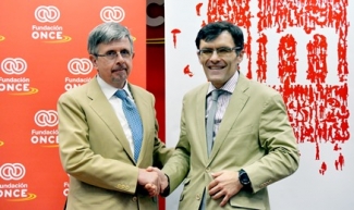 Foto del saludo tras la firma del convenio