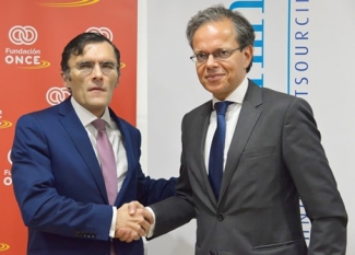 foto del saludo tras la firma del convenio