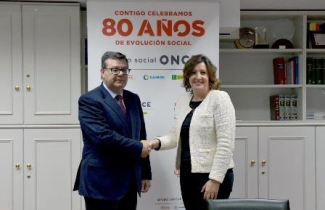 Foto del saludo tras la firma del convenio