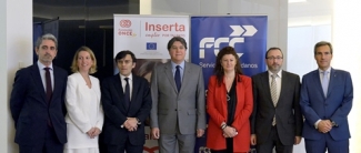 Foto de familia tras la firma del convenio