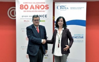 Foto del saludo tras la firma del convenio en Fundación ONCE
